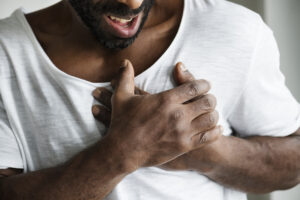 Traçado de eletrocardiograma com fibrilação atrial